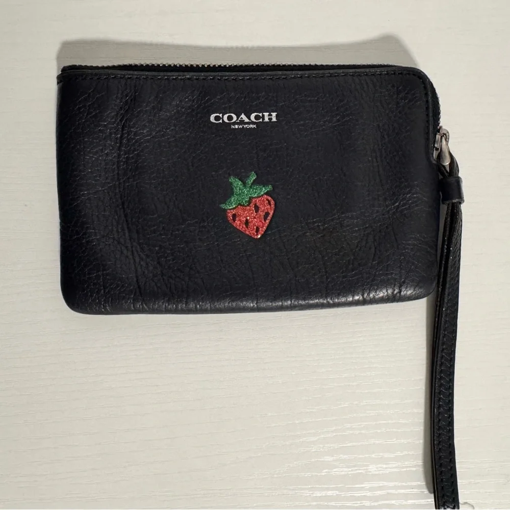 Elegant Black Zippered Wallet - Picture 1 of 5